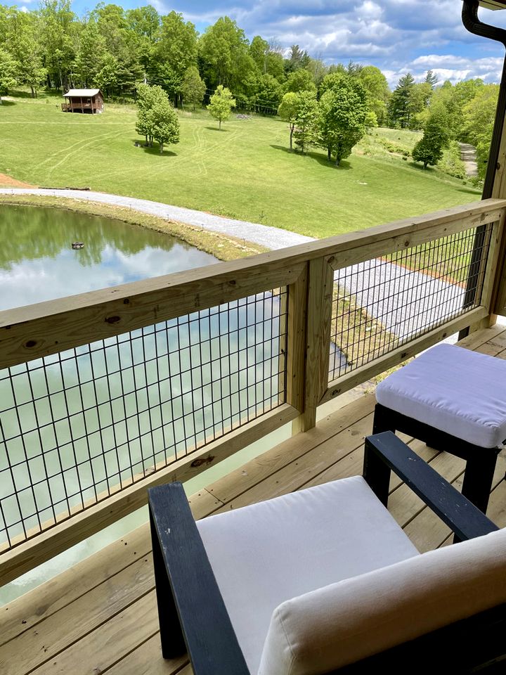 Incredible Waterfront Cabin for a Peaceful Family Getaway near Purlear, North Carolina