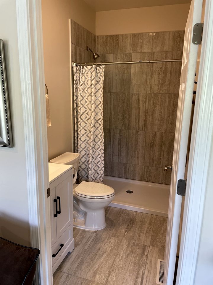 Incredible Waterfront Cabin for a Peaceful Family Getaway near Purlear, North Carolina