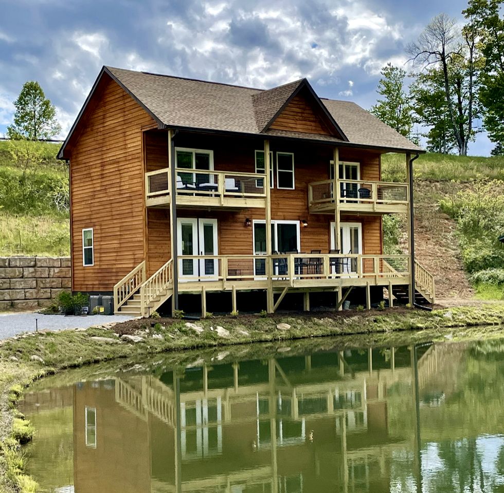 Incredible Waterfront Cabin for a Peaceful Family Getaway near Purlear, North Carolina