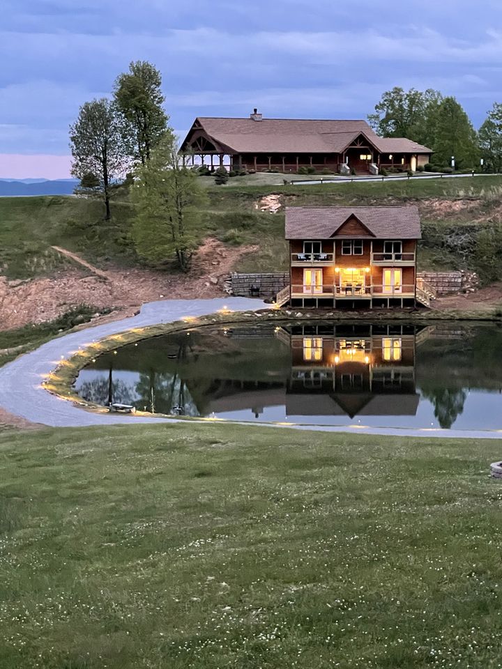 Incredible Waterfront Cabin for a Peaceful Family Getaway near Purlear, North Carolina