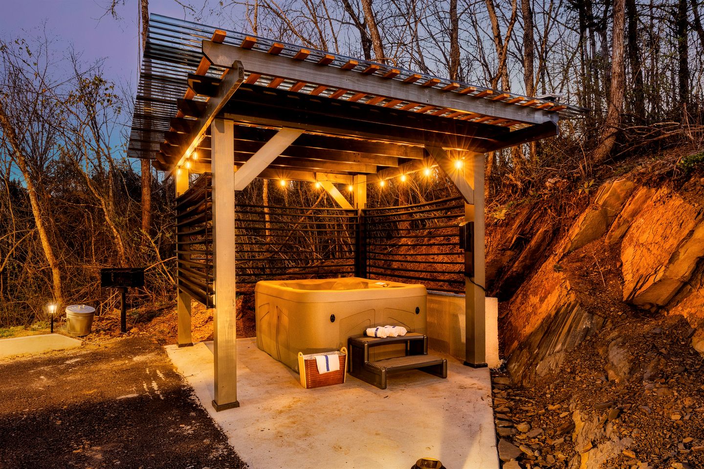 Beautiful Cabin with Private Hot Tub and Panoramic Views of the Great Smoky Mountains on the Skydeck, Minutes from Dollywood