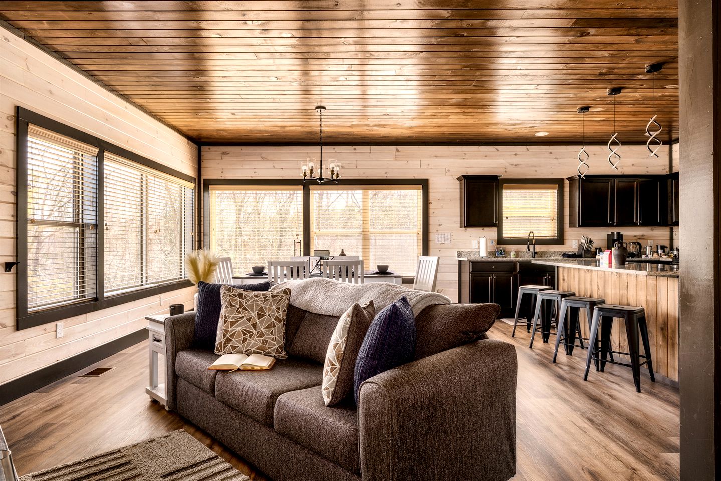 Beautiful Cabin with Private Hot Tub and Panoramic Views of the Great Smoky Mountains on the Skydeck, Minutes from Dollywood