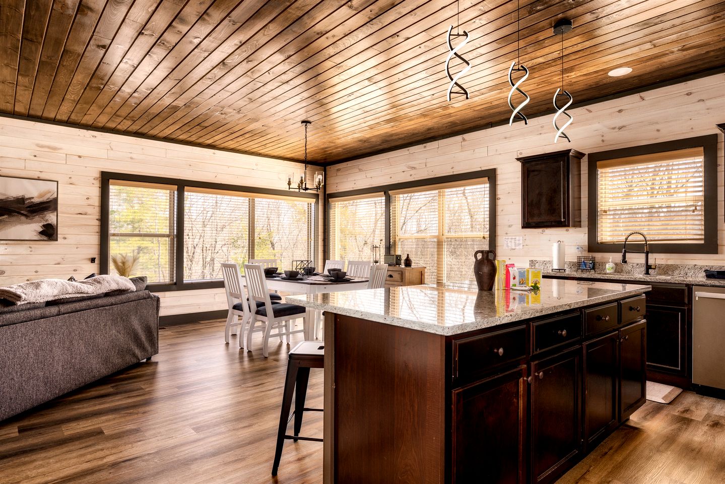 Beautiful Cabin with Private Hot Tub and Panoramic Views of the Great Smoky Mountains on the Skydeck, Minutes from Dollywood