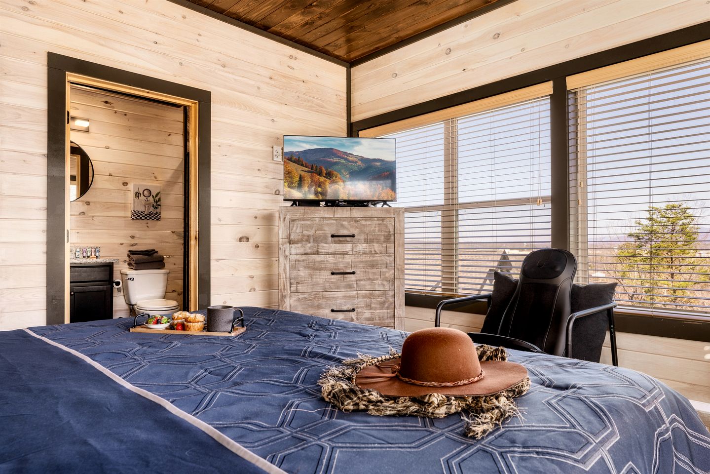 Beautiful Cabin with Private Hot Tub and Panoramic Views of the Great Smoky Mountains on the Skydeck, Minutes from Dollywood