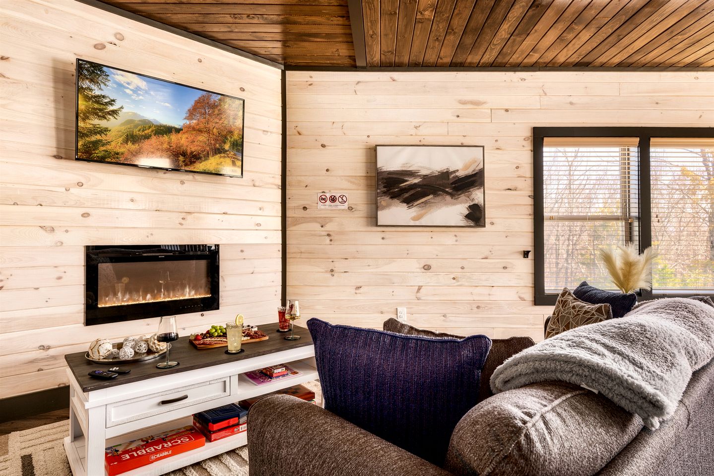 Beautiful Cabin with Private Hot Tub and Panoramic Views of the Great Smoky Mountains on the Skydeck, Minutes from Dollywood