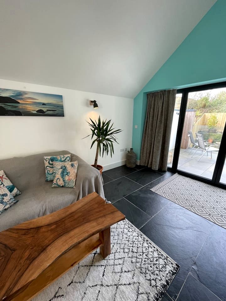 Delightful Cottage with Hot-tub in Camelford, England