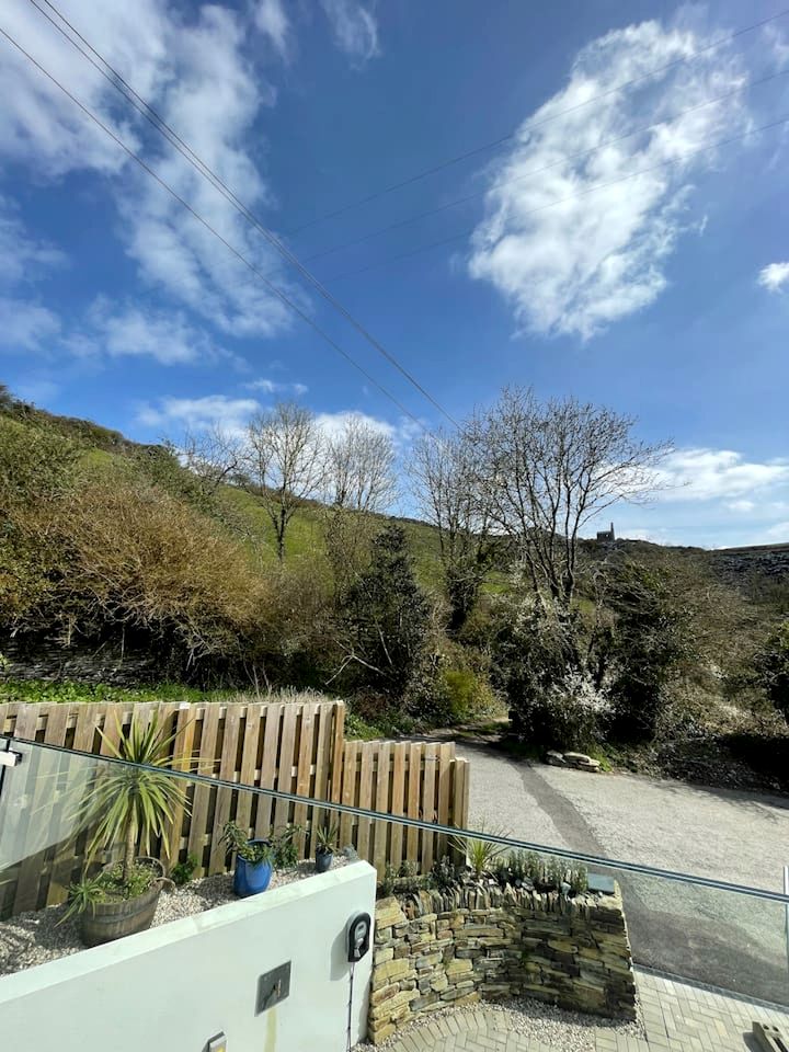 Delightful Cottage with Hot-tub in Camelford, England