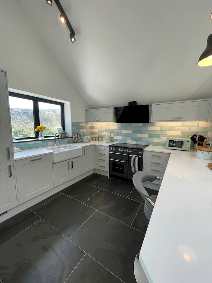 Delightful Cottage with Hot-tub in Camelford, England