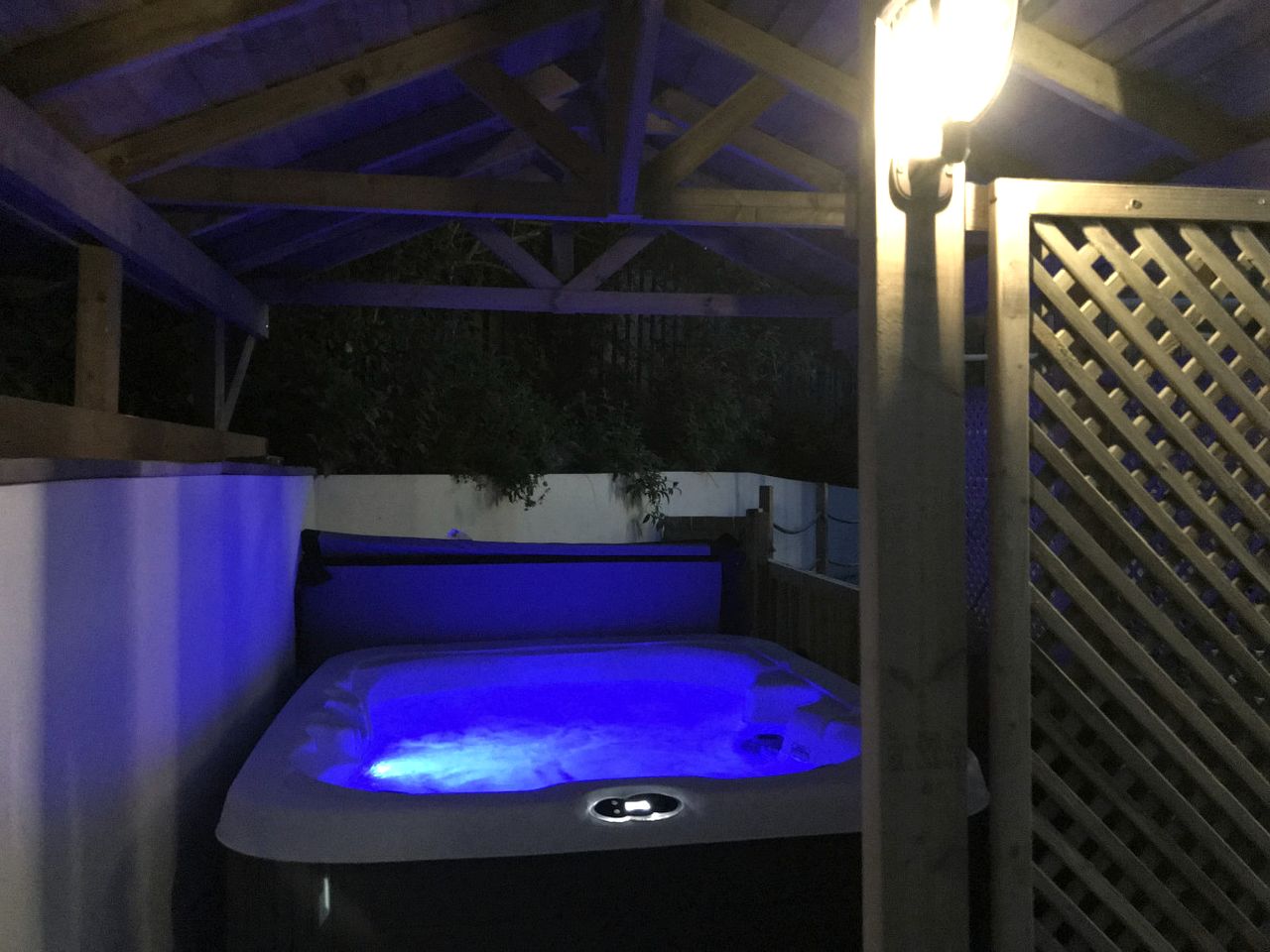 Delightful Cottage with Hot-tub in Camelford, England