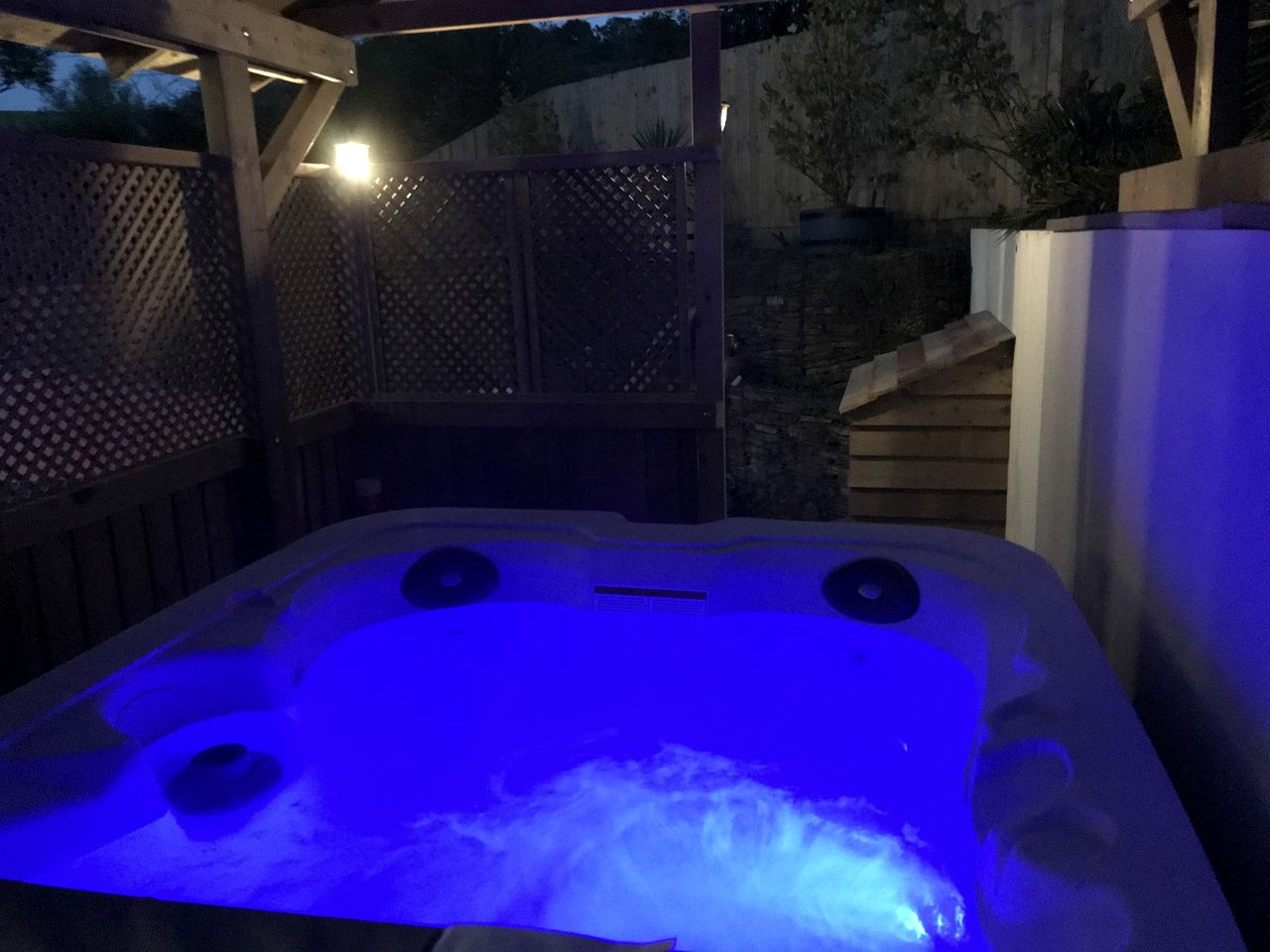 Delightful Cottage with Hot-tub in Camelford, England