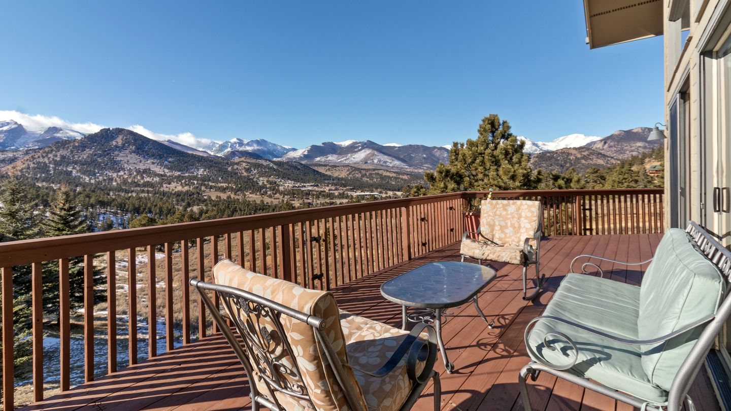 Incredible Mountain Retreat with Hot Tub and Panoramic Views near the Rockies and Estes Park, Colorado