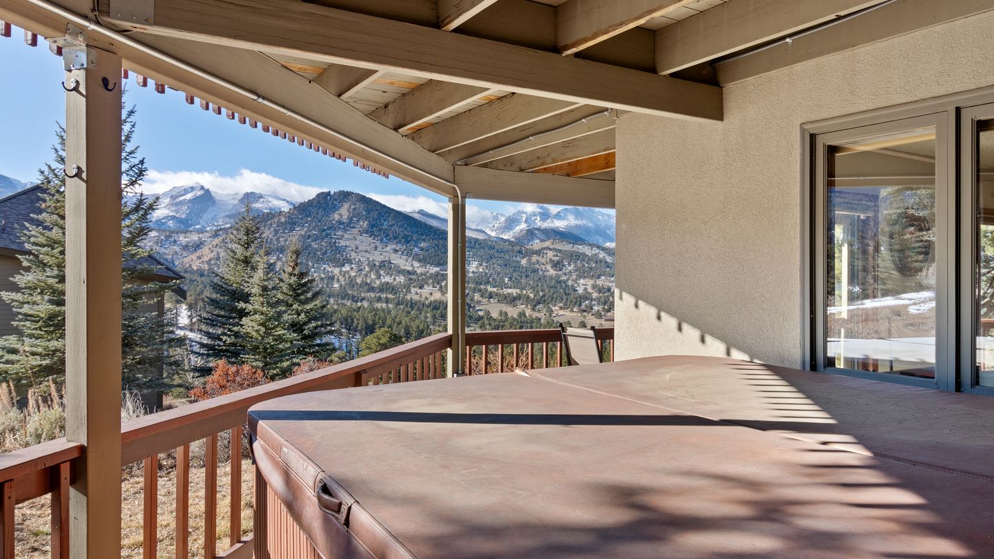 Incredible Mountain Retreat with Hot Tub and Panoramic Views near the Rockies and Estes Park, Colorado
