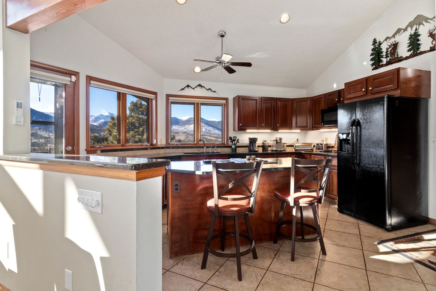 Incredible Mountain Retreat with Hot Tub and Panoramic Views near the Rockies and Estes Park, Colorado