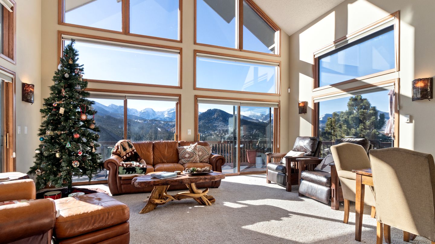 Incredible Mountain Retreat with Hot Tub and Panoramic Views near the Rockies and Estes Park, Colorado