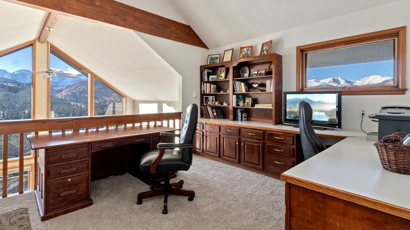 Incredible Mountain Retreat with Hot Tub and Panoramic Views near the Rockies and Estes Park, Colorado