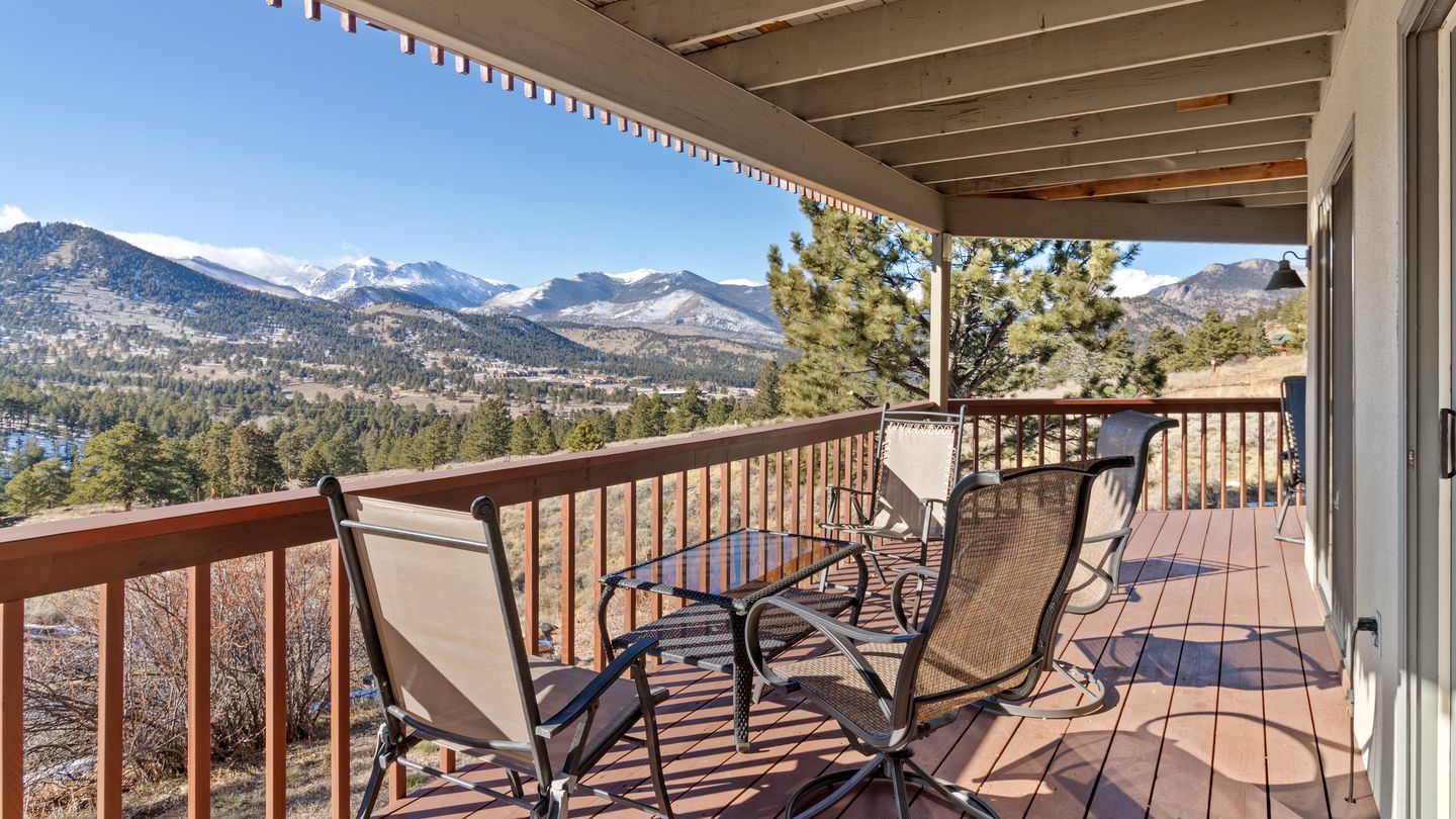 Incredible Mountain Retreat with Hot Tub and Panoramic Views near the Rockies and Estes Park, Colorado