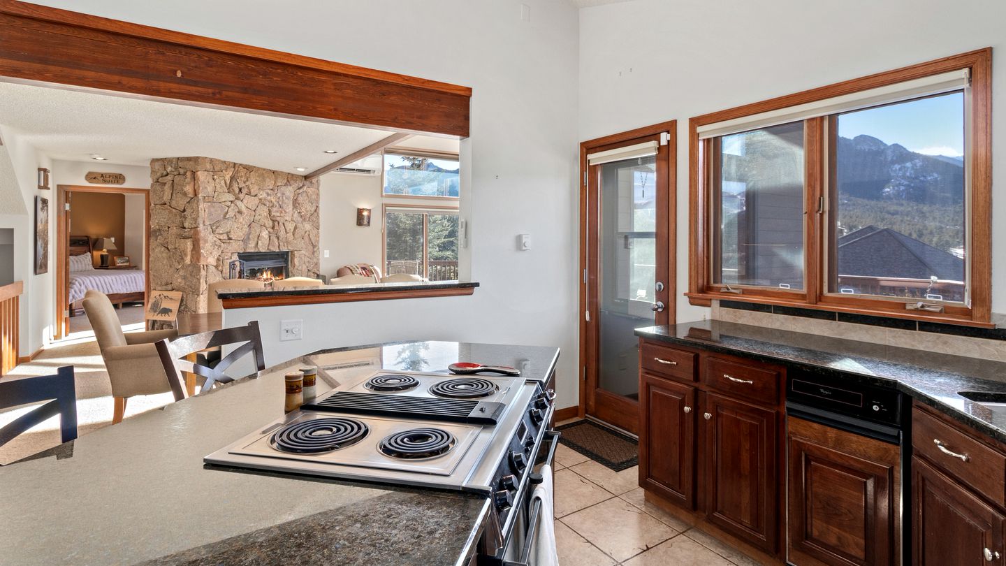 Incredible Mountain Retreat with Hot Tub and Panoramic Views near the Rockies and Estes Park, Colorado