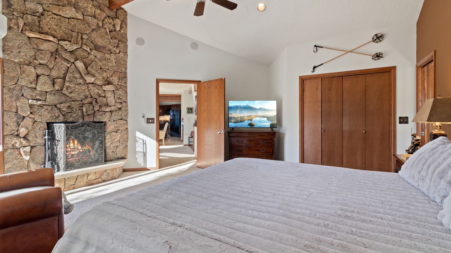 Incredible Mountain Retreat with Hot Tub and Panoramic Views near the Rockies and Estes Park, Colorado