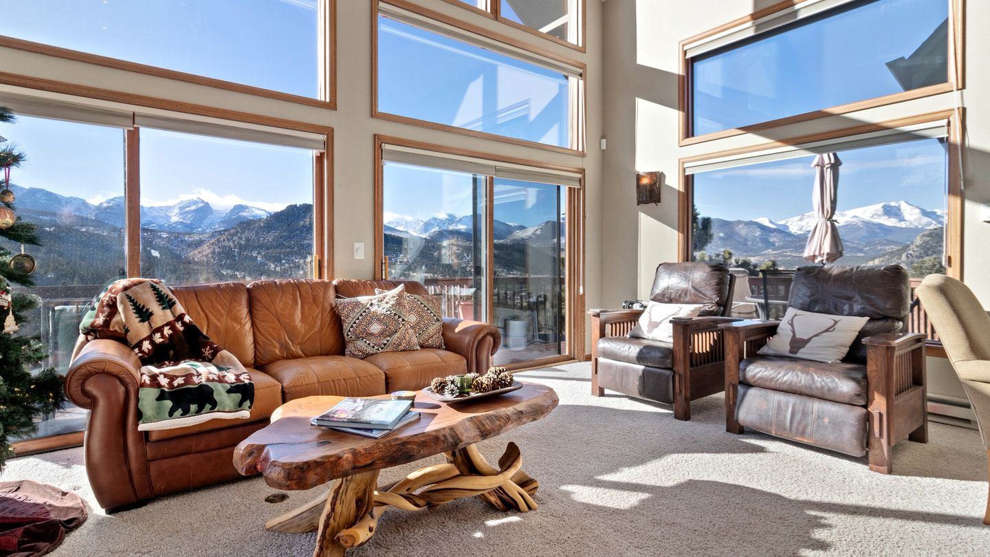 Incredible Mountain Retreat with Hot Tub and Panoramic Views near the Rockies and Estes Park, Colorado