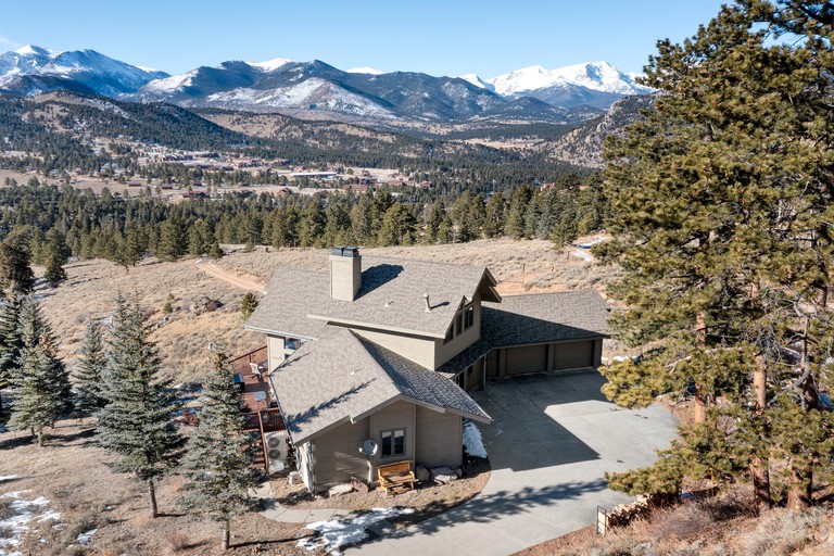 Incredible Mountain Retreat with Hot Tub and Panoramic Views near the Rockies and Estes Park, Colorado