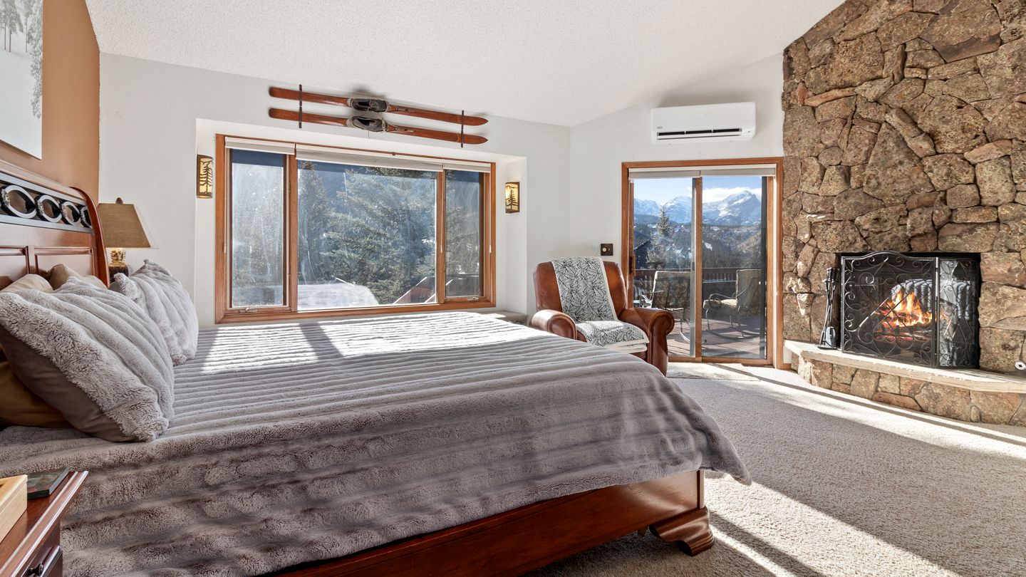 Incredible Mountain Retreat with Hot Tub and Panoramic Views near the Rockies and Estes Park, Colorado