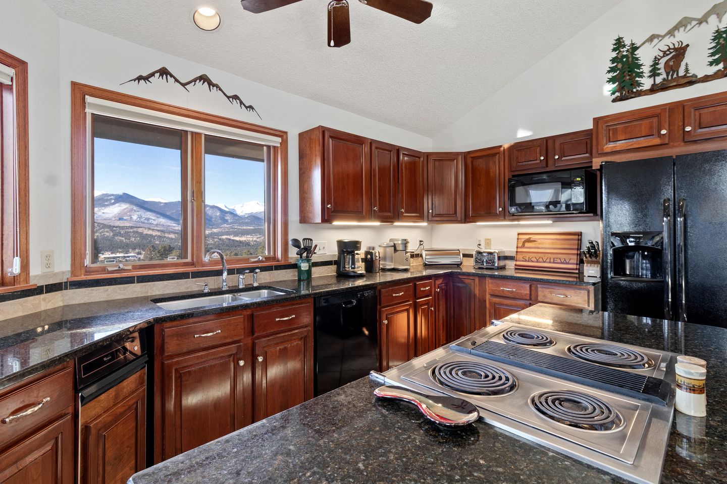 Incredible Mountain Retreat with Hot Tub and Panoramic Views near the Rockies and Estes Park, Colorado