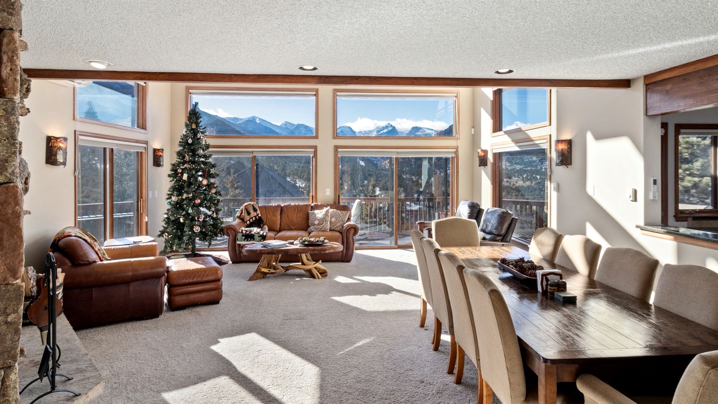 Incredible Mountain Retreat with Hot Tub and Panoramic Views near the Rockies and Estes Park, Colorado