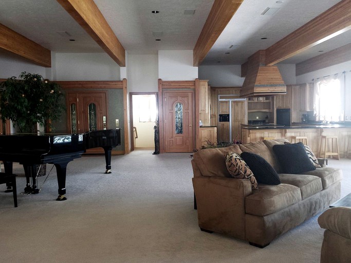 Living room and open-plan kitchen of this Hamilton house rental in Montana.