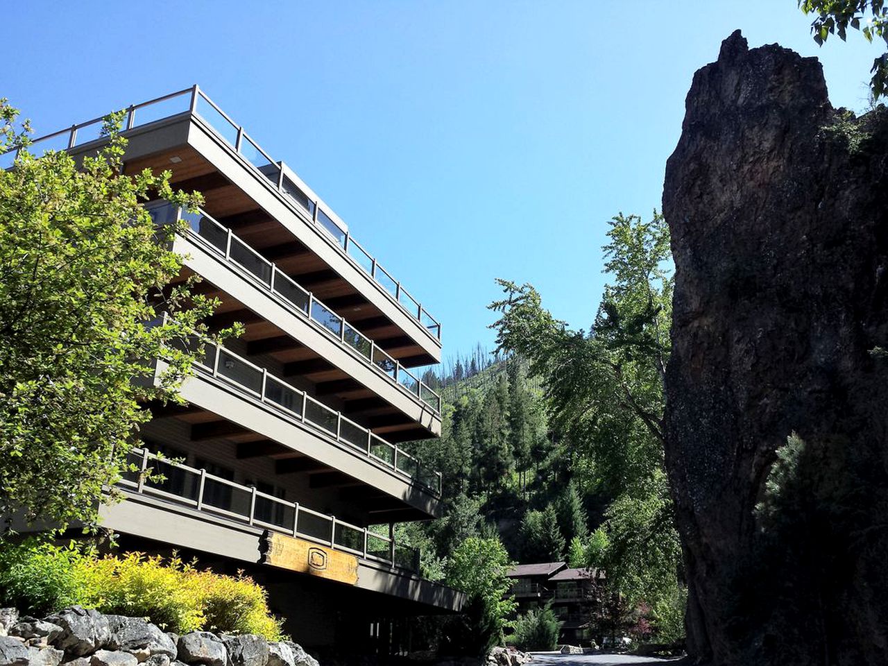 Amazing Mountainside Vacation Rental with Private Hot Springs in Hamilton, Montana