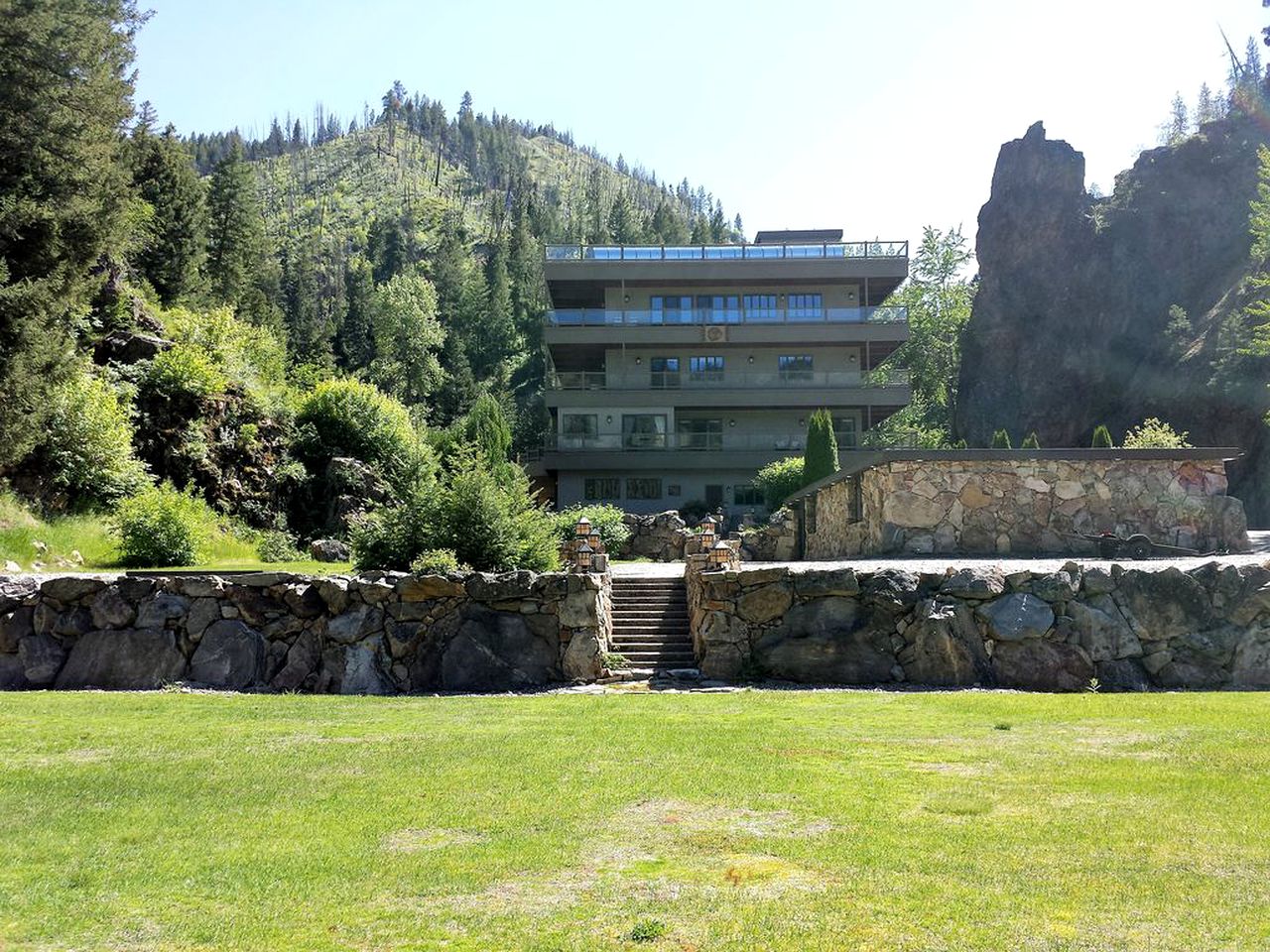 Amazing Mountainside Vacation Rental with Private Hot Springs in Hamilton, Montana