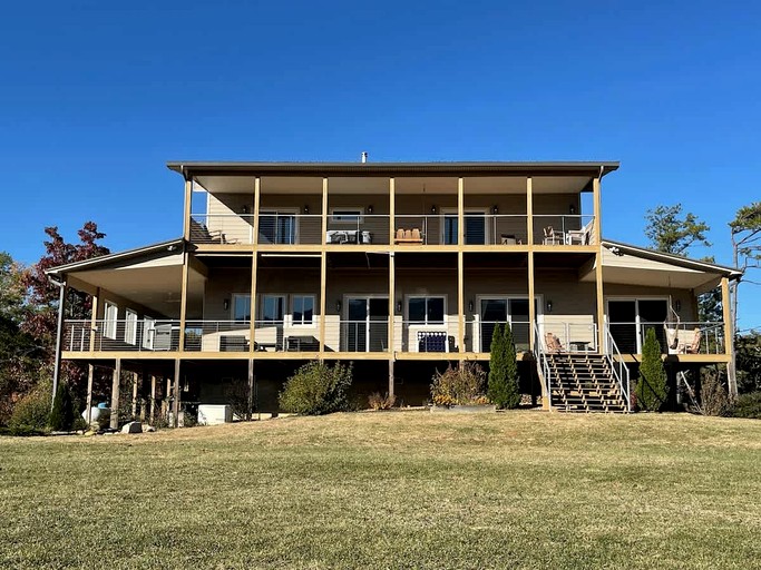 Pet Friendly Villa with Hot-tub in Gatlinburg, Tennessee