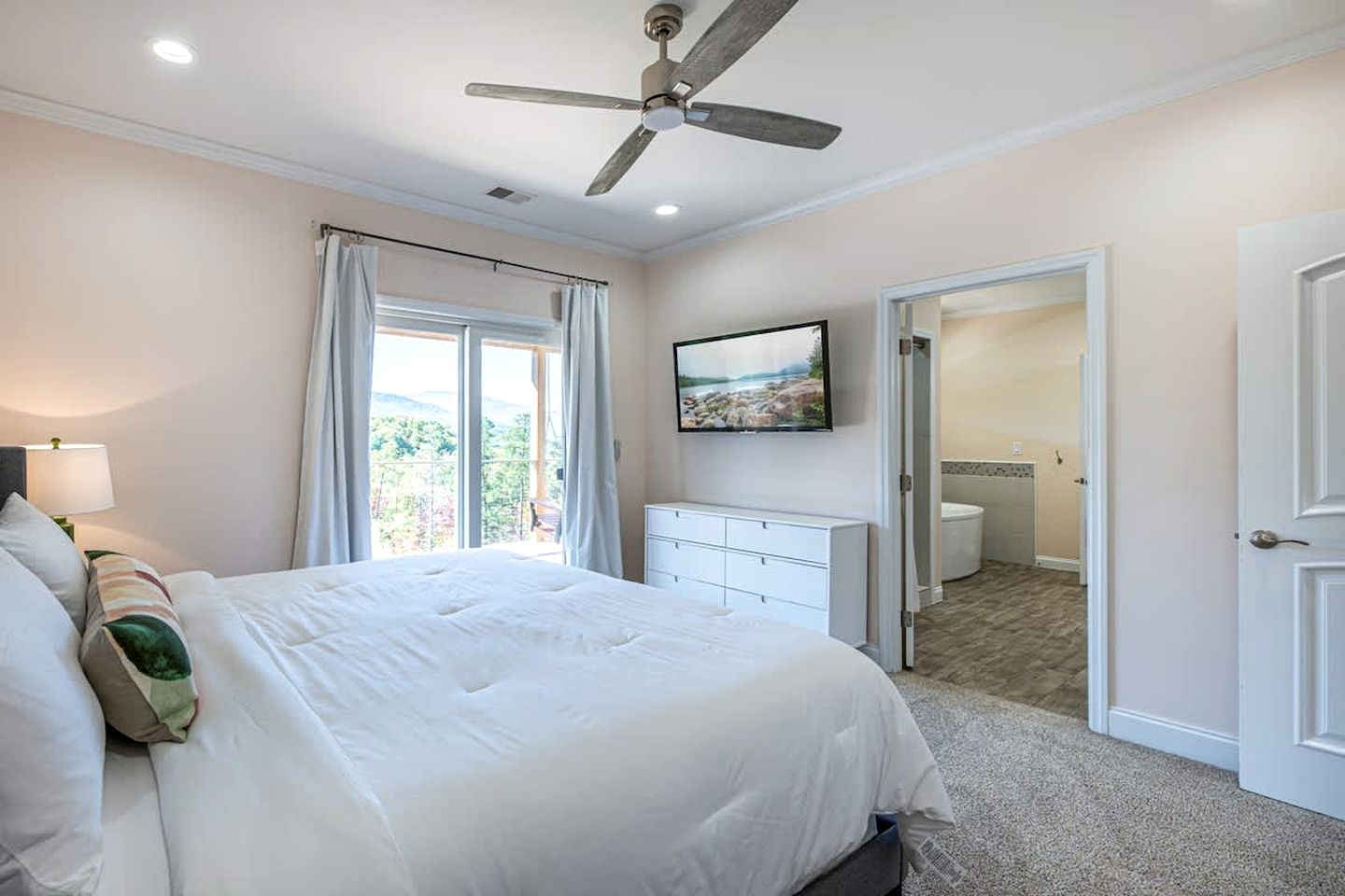 Pet Friendly Villa with Hot-tub in Gatlinburg, Tennessee