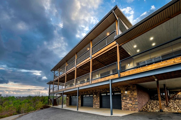 Cozy Villa with Hot-tub and Nice Vistas in Gatlinburg, Tennessee