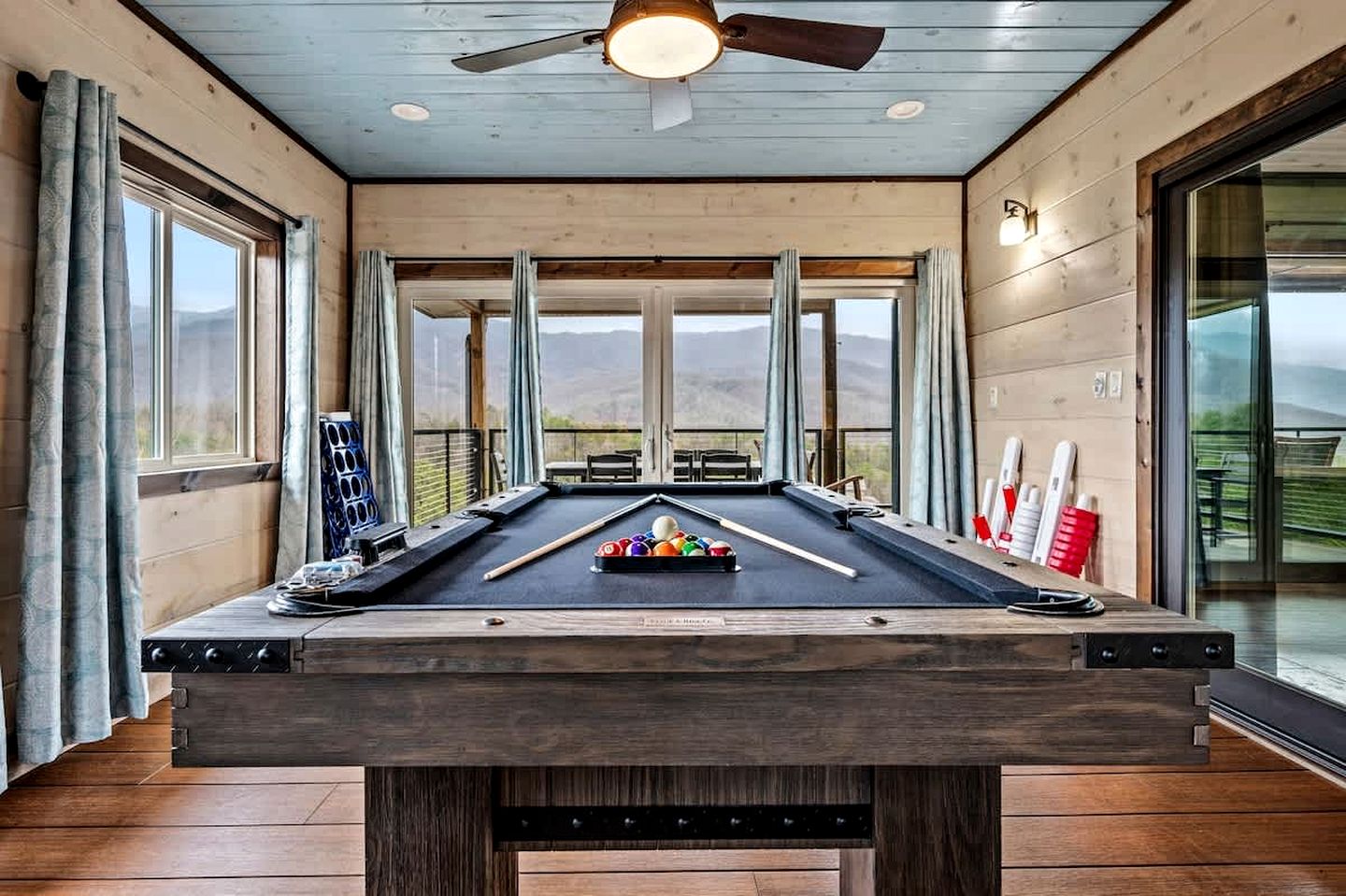 Cozy Villa with Hot-tub and Nice Vistas in Gatlinburg, Tennessee