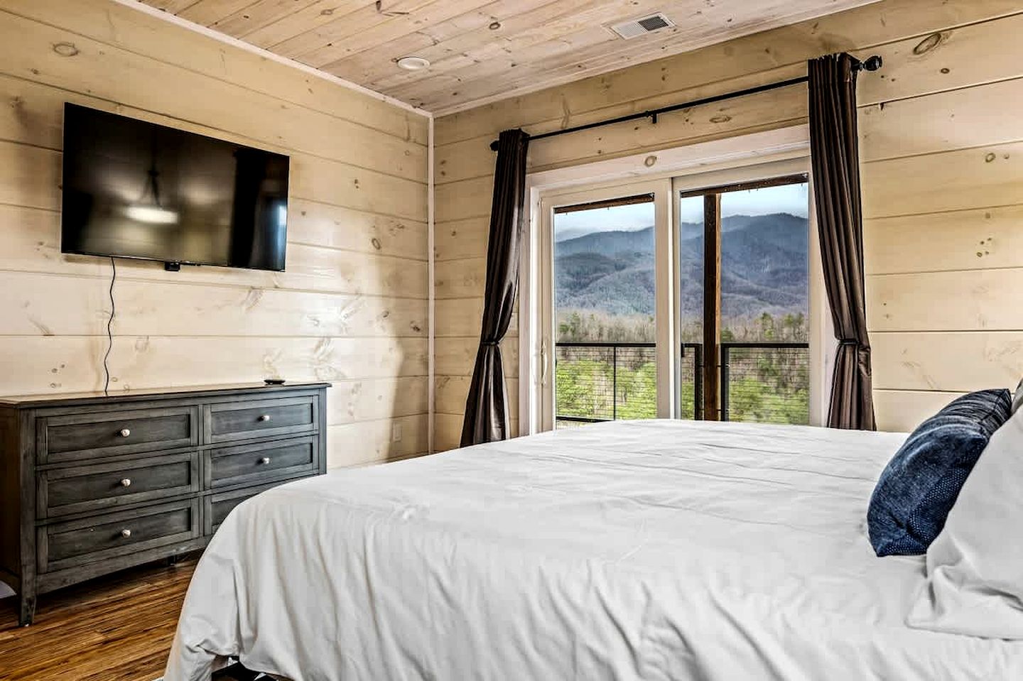 Cozy Villa with Hot-tub and Nice Vistas in Gatlinburg, Tennessee