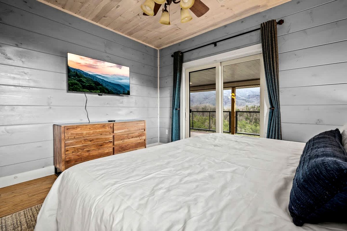 Cozy Villa with Hot-tub and Nice Vistas in Gatlinburg, Tennessee