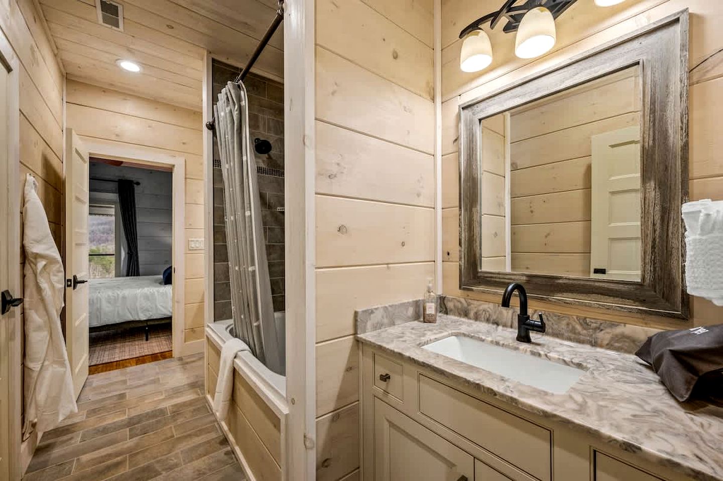 Cozy Villa with Hot-tub and Nice Vistas in Gatlinburg, Tennessee