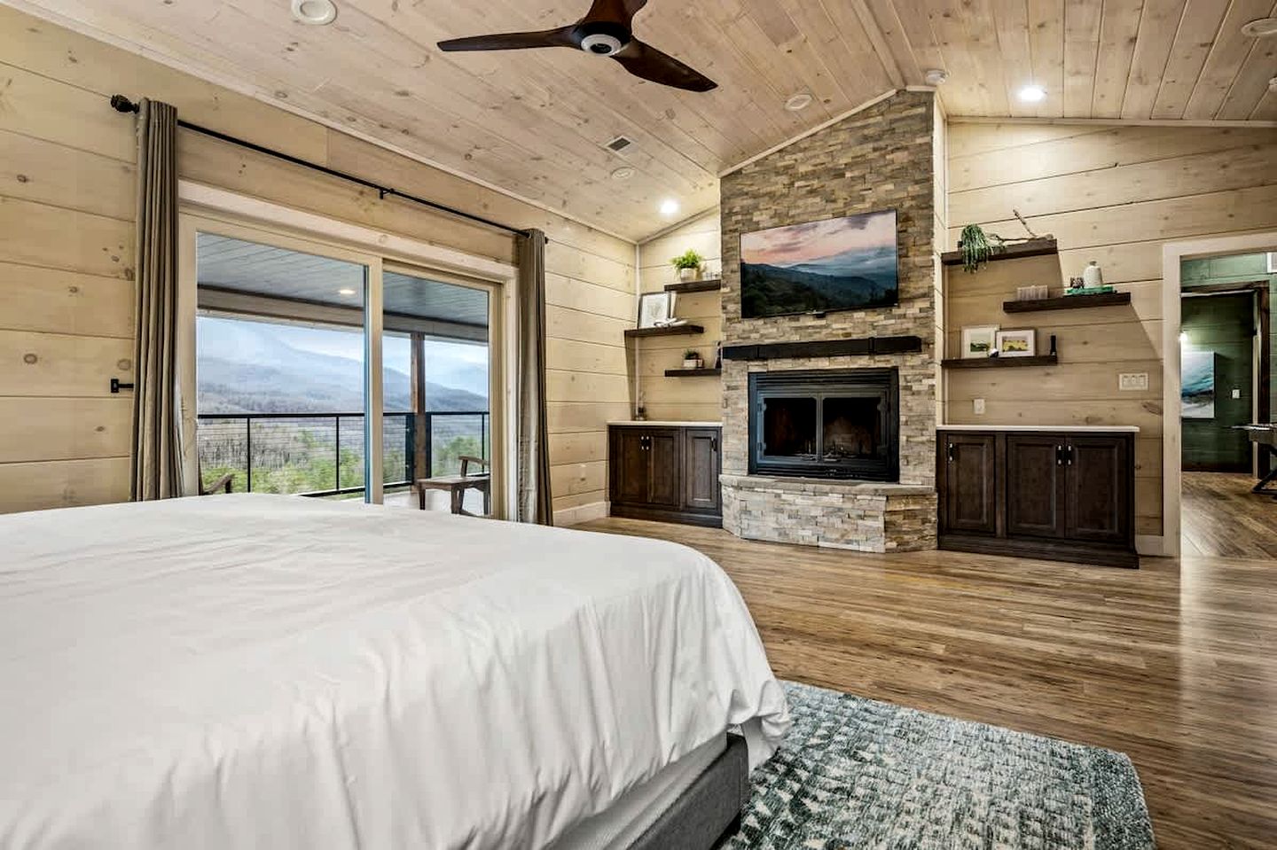 Cozy Villa with Hot-tub and Nice Vistas in Gatlinburg, Tennessee