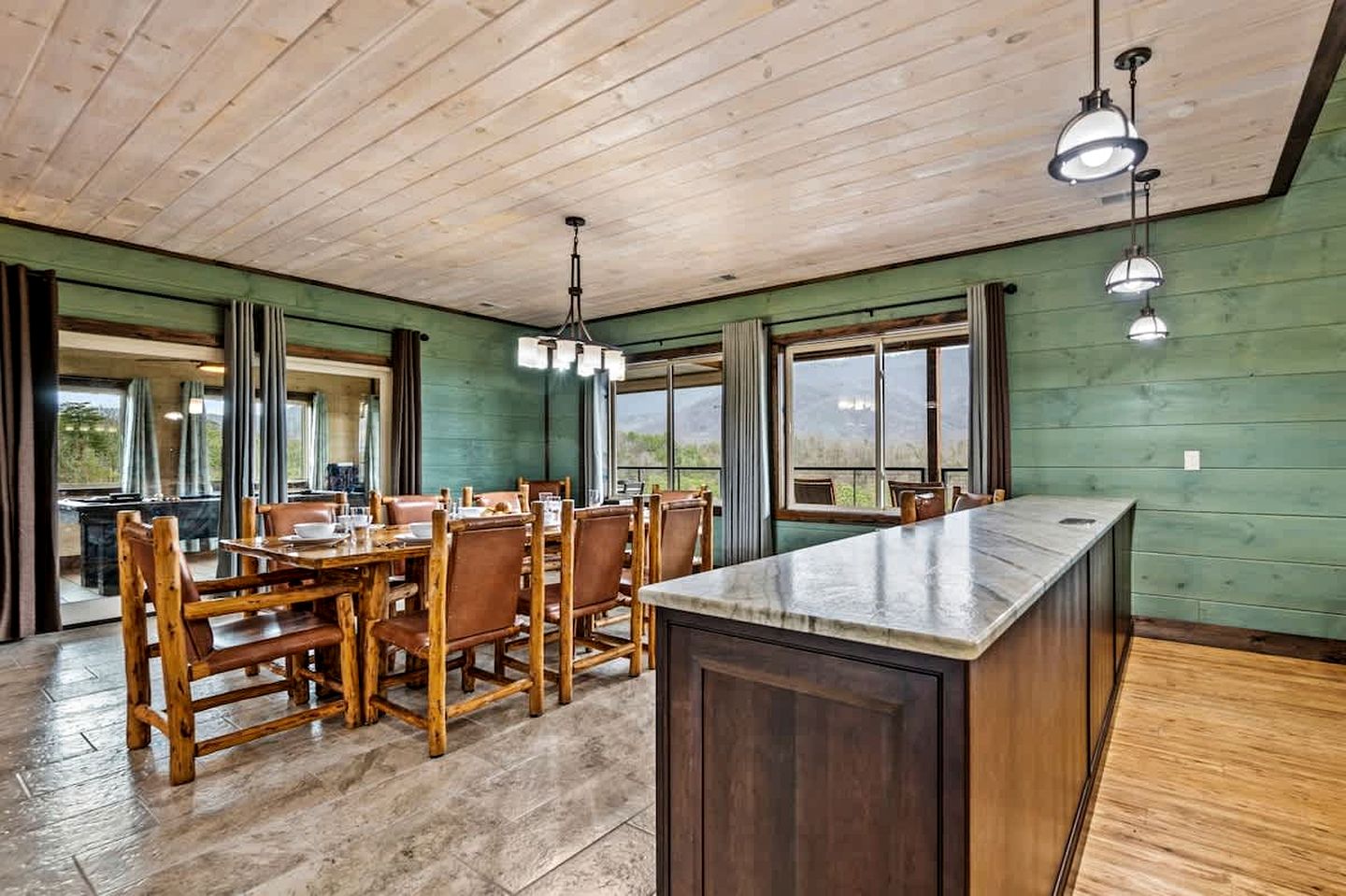 Cozy Villa with Hot-tub and Nice Vistas in Gatlinburg, Tennessee