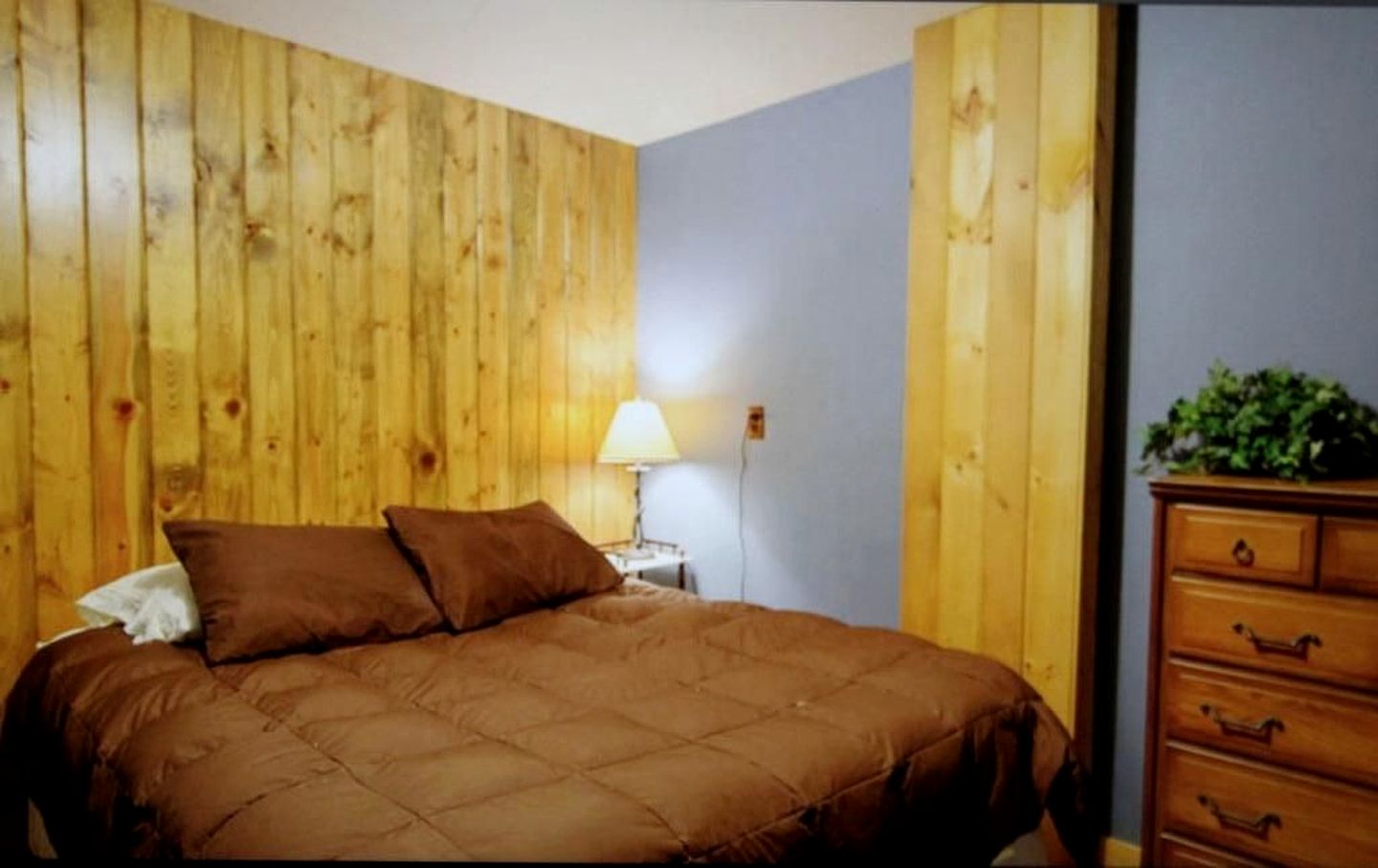 Log Cabin with a Hot Tub in Ellicottville, For Magical Glamping Escapes in New York