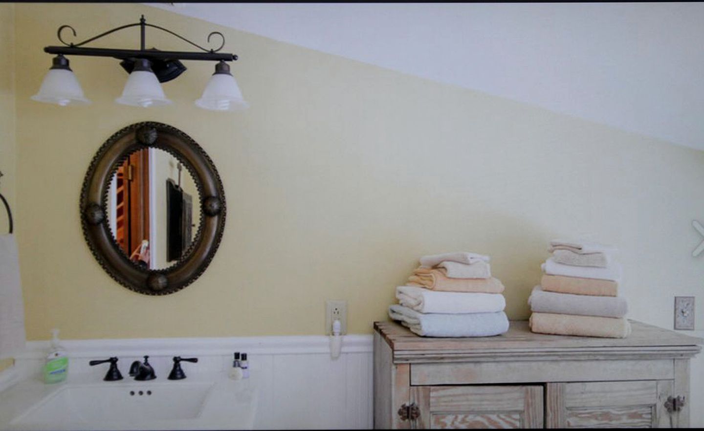 Log Cabin with a Hot Tub in Ellicottville, For Magical Glamping Escapes in New York