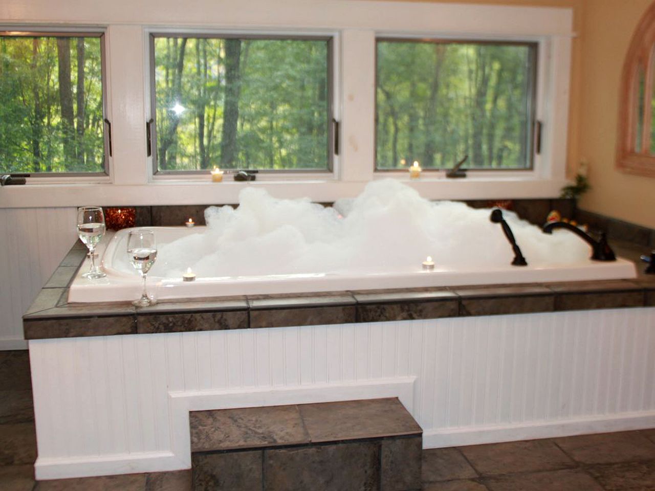 Log Cabin with a Hot Tub in Ellicottville, For Magical Glamping Escapes in New York