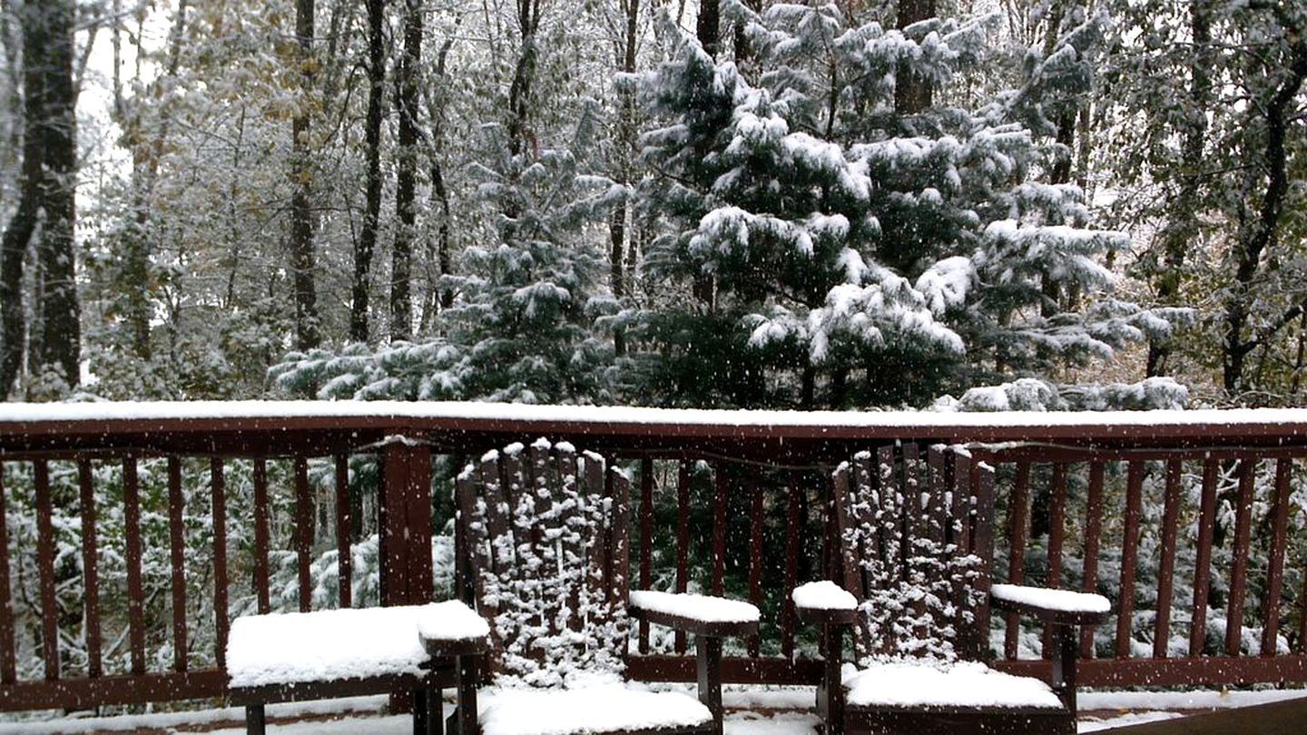 Log Cabin with a Hot Tub in Ellicottville, For Magical Glamping Escapes in New York