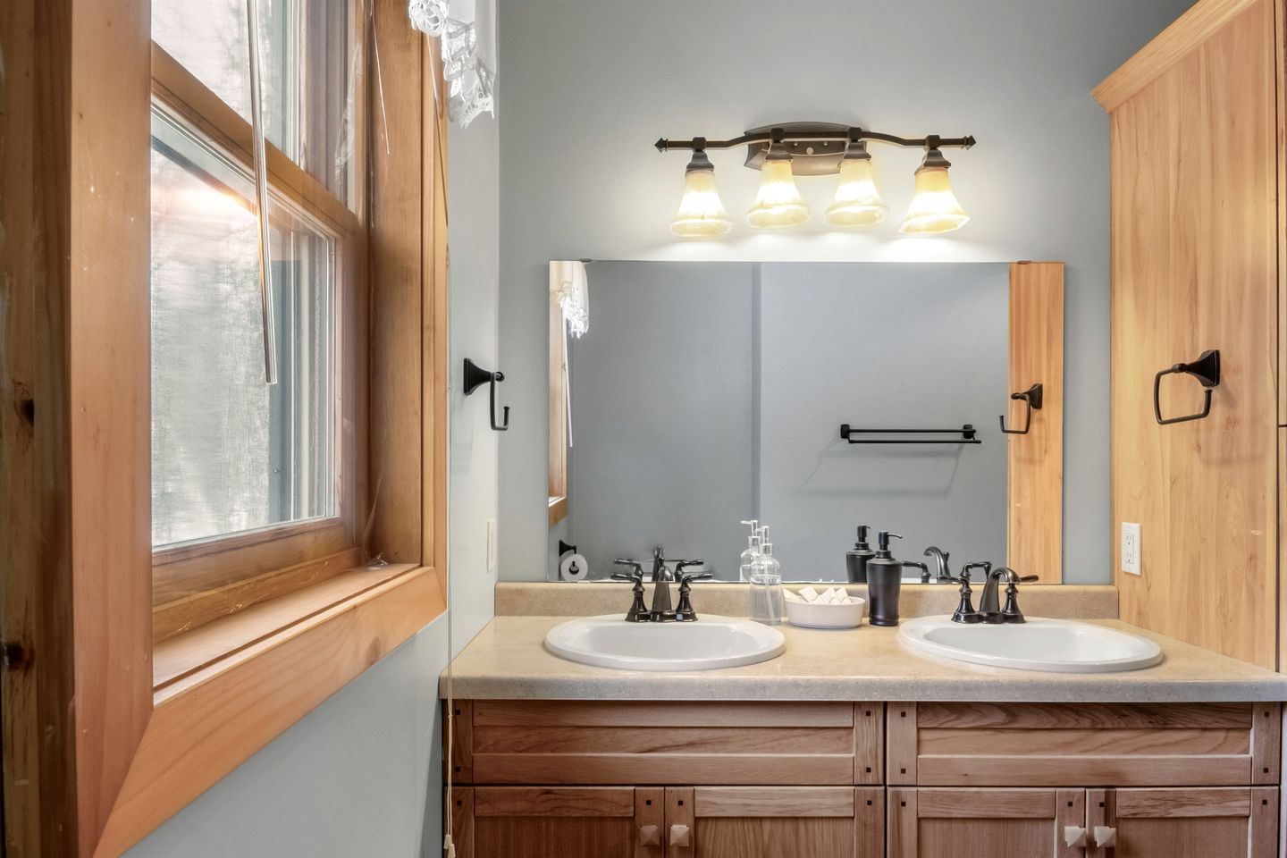 Cozy Log Cabin with Hot Tub & Firepit near Pebble Beach, Sister Bay, Wisconsin