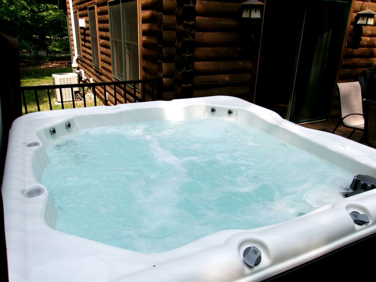 Cozy Log Cabin with Hot Tub & Firepit near Pebble Beach, Sister Bay, Wisconsin