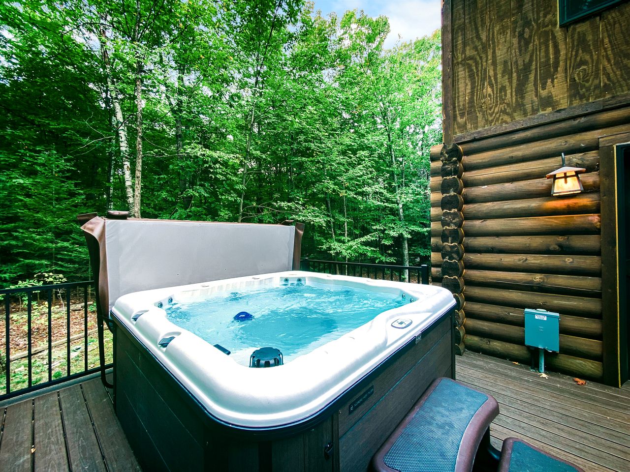 Cozy Log Cabin with Hot Tub & Firepit near Pebble Beach, Sister Bay, Wisconsin