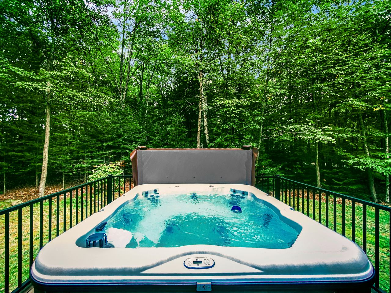 Cozy Log Cabin with Hot Tub & Firepit near Pebble Beach, Sister Bay, Wisconsin