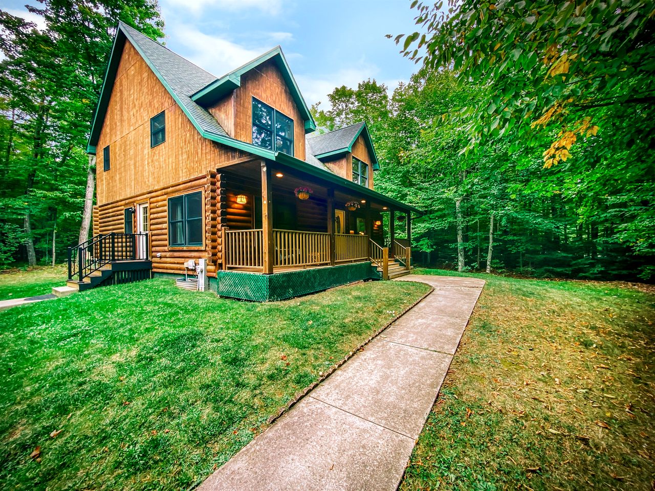 Cozy Log Cabin with Hot Tub & Firepit near Pebble Beach, Sister Bay, Wisconsin