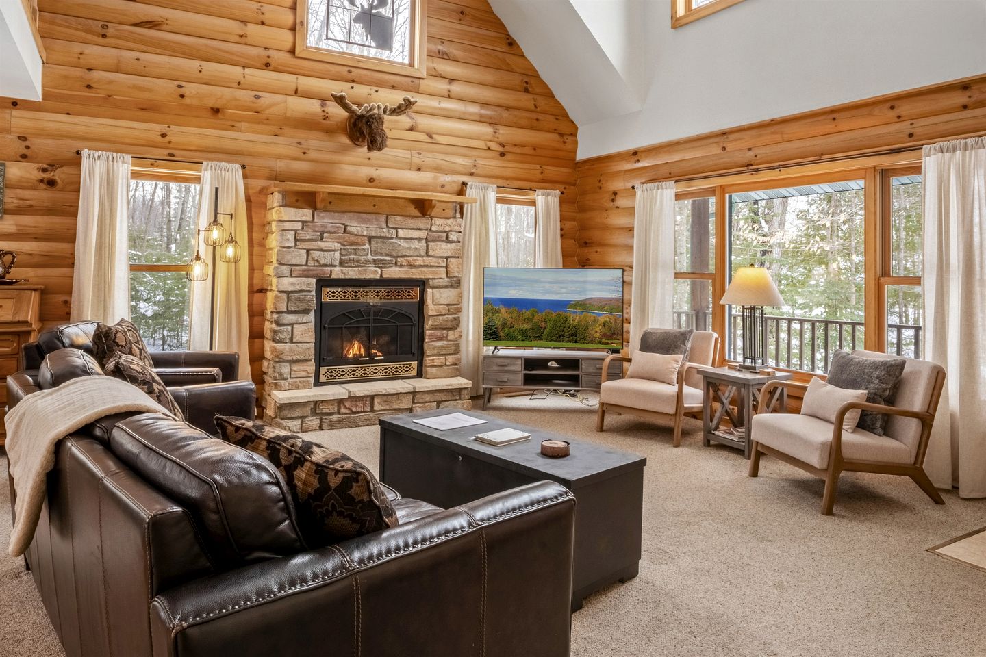 Cozy Log Cabin with Hot Tub & Firepit near Pebble Beach, Sister Bay, Wisconsin