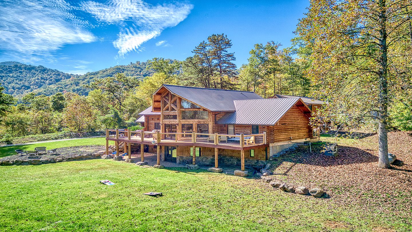 Luxury Log Cabin with Movie Room & Firepit near Sylva, North Carolina